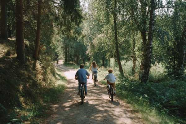 qwwrty5251_Cinematic_documentary-style_photography_family_rid_90ee469c-4c21-4282-9c19-06705064bc2e_1